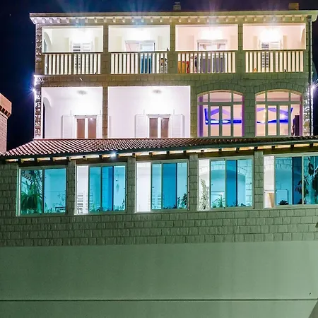 Villa Mateo - Three Bedroom With Terrace And Private Pool *