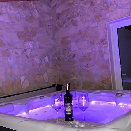 Mateo - 3 Bed With Terrace&private Pool * Vodovada