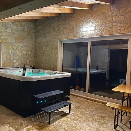 Mateo - 3 Bed With Terrace&private Pool * Vodovada